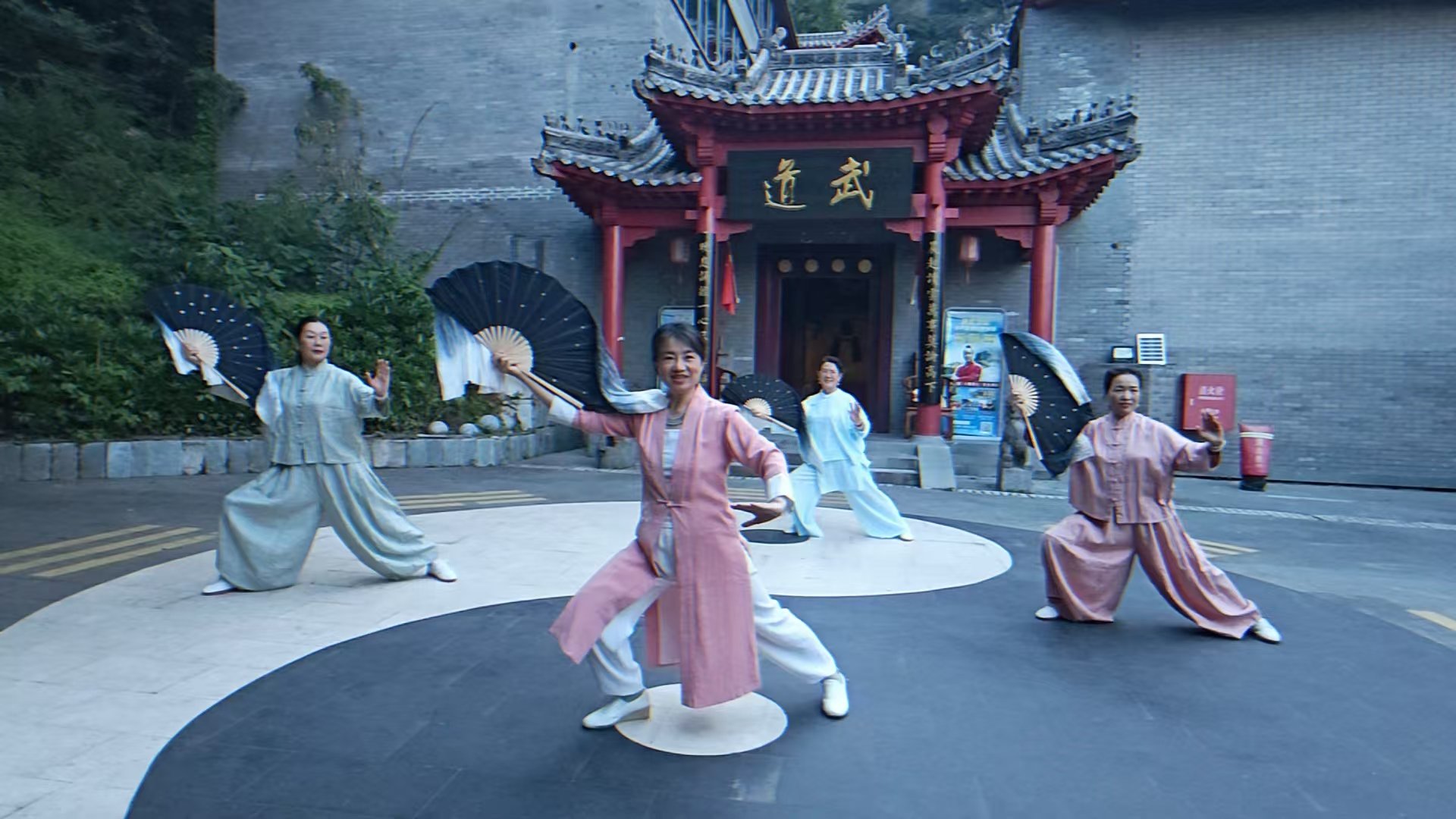 学员在武当山太极图广场练习太极扇